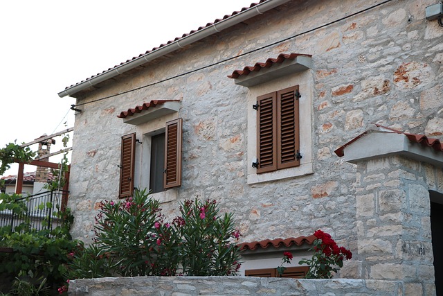 Casa mediterranea bianca con giardino, tipica vendita residenziale